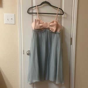 100% silk flowy back zip & clasp closure dress, hits just above knee, good cond